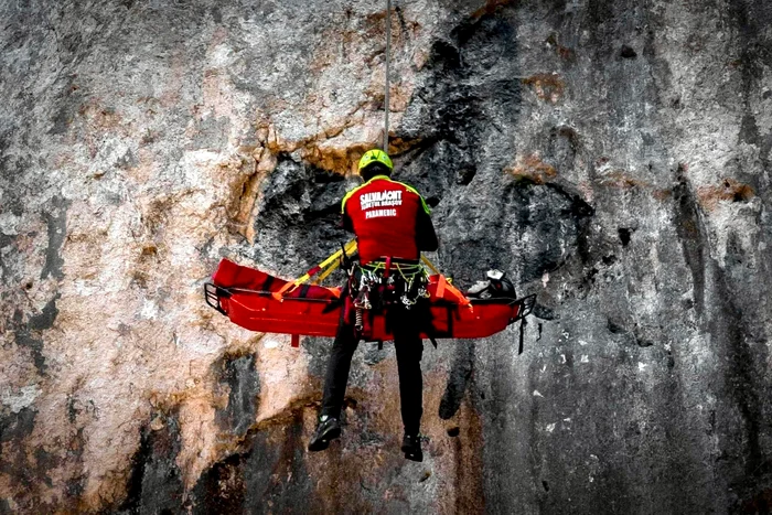 O femeie a fost prinsă sub doi bolovani, pe Valea Pietrele din Munţii Bucegi. Victima a fost preluată de un elicopter SMURD
