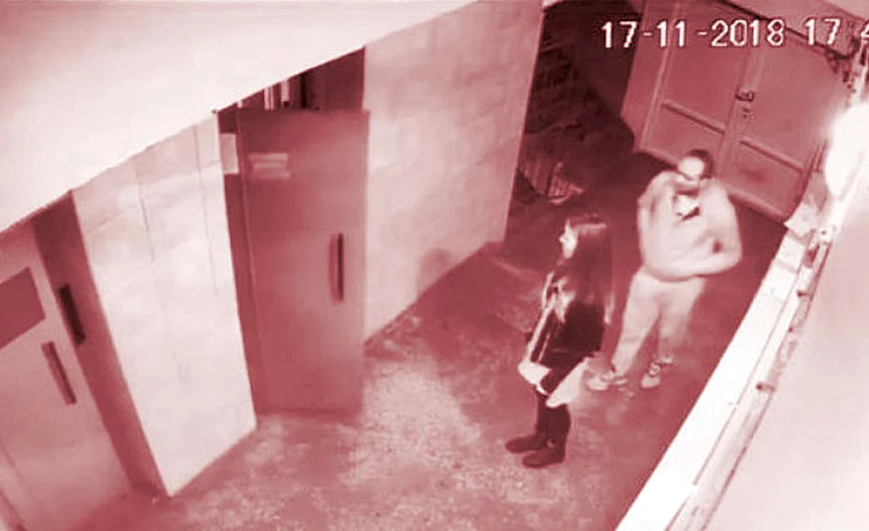 Filmarea arată cum bărbatul s-a furişat în spatele tinerei şi a atacat-o cu bestialitate