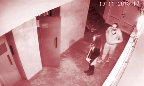 Filmarea arată cum bărbatul s a furişat în spatele tinerei şi a atacat o cu bestialitate jpeg