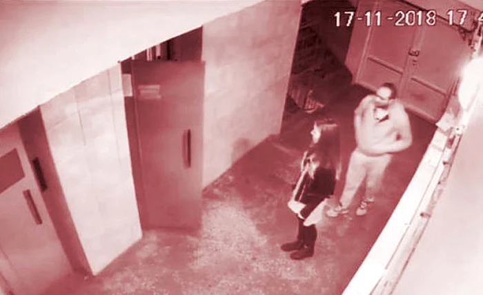 Filmarea arată cum bărbatul s-a furişat în spatele tinerei şi a atacat-o cu bestialitate