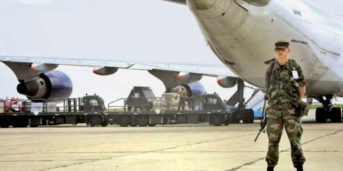 Baza militară de la Mihail Kogălniceanu, suspectată că ar fi găzduit terorişti capturaţi de CIA