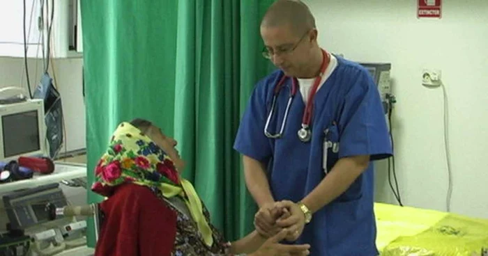 Medicii le recomandă vârstnicilor să evite deplasările dimineaţa