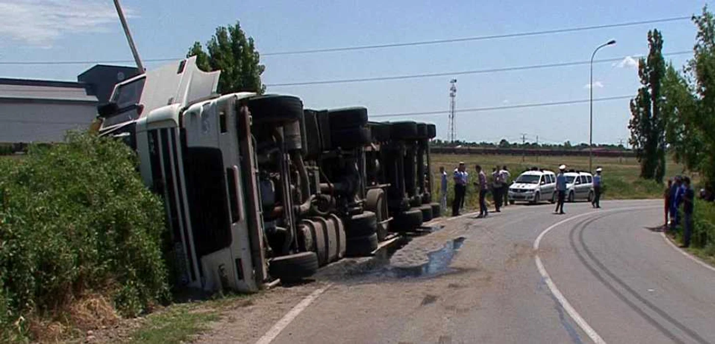 Tirul s-a răsturnat într-un şanţ şi nimeni nu a fost grav rănit