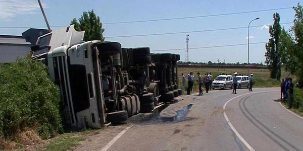 Tirul s-a răsturnat într-un şanţ şi nimeni nu a fost grav rănit