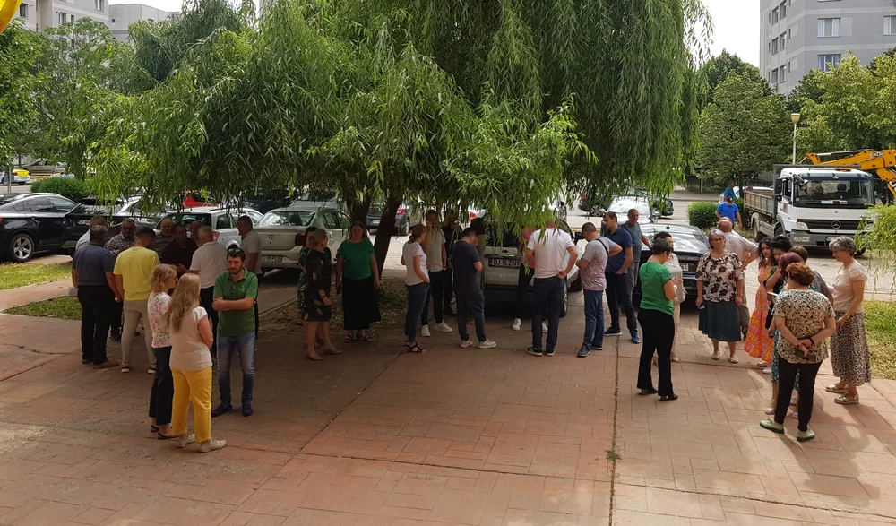 angajați ai Finantelor in fata institutiei in timpul unui protest spontan, 1 iulie 2025