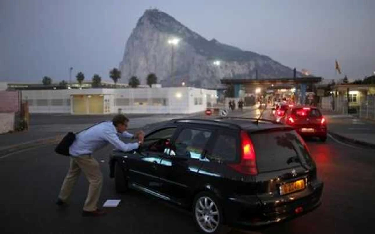 Cozi de maşini la graniţa dintre Spania şi Gibraltar. FOTO: Reuters