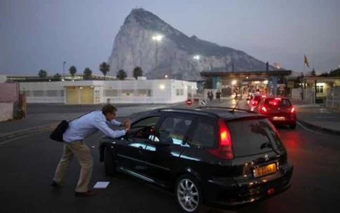 Cozi de maşini la graniţa dintre Spania şi Gibraltar. FOTO: Reuters