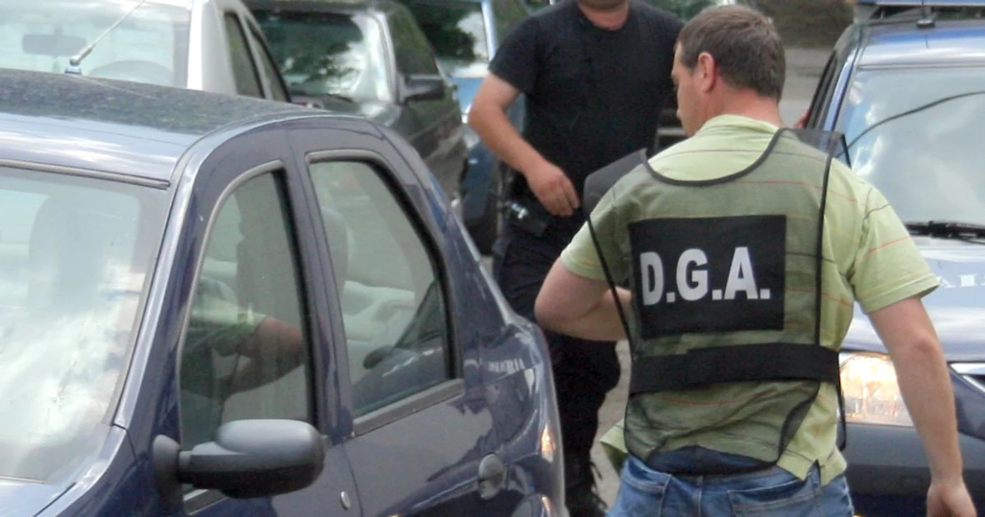 Ofiţerii DGA au descins în casele contrabandiştilor de ţigări
