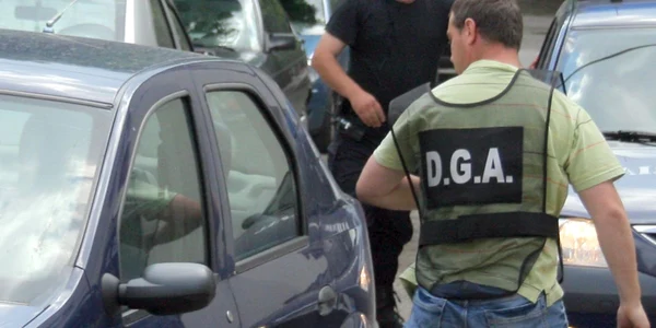 Ofiţerii DGA au descins în casele contrabandiştilor de ţigări
