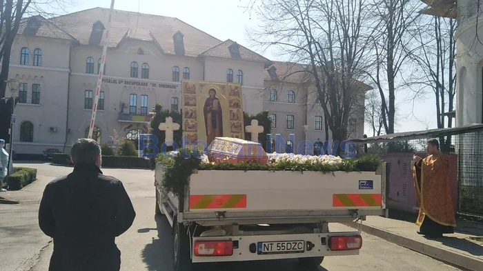 Racla Sfintei Parascheva de la iași, în procesiune la spitalele din Botoșani