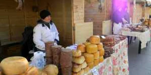 Tarabele sunt pline cu bunătăţi, în Piaţa Primăriei