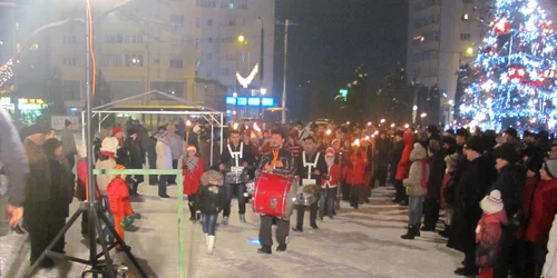 Copiii au fost primiţi cu aplauze de cei prezenţi în Piaţa Civică FOTO