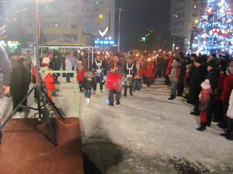 Copiii au fost primiţi cu aplauze de cei prezenţi în Piaţa Civică FOTO