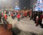Copiii au fost primiţi cu aplauze de cei prezenţi în Piaţa Civică FOTO