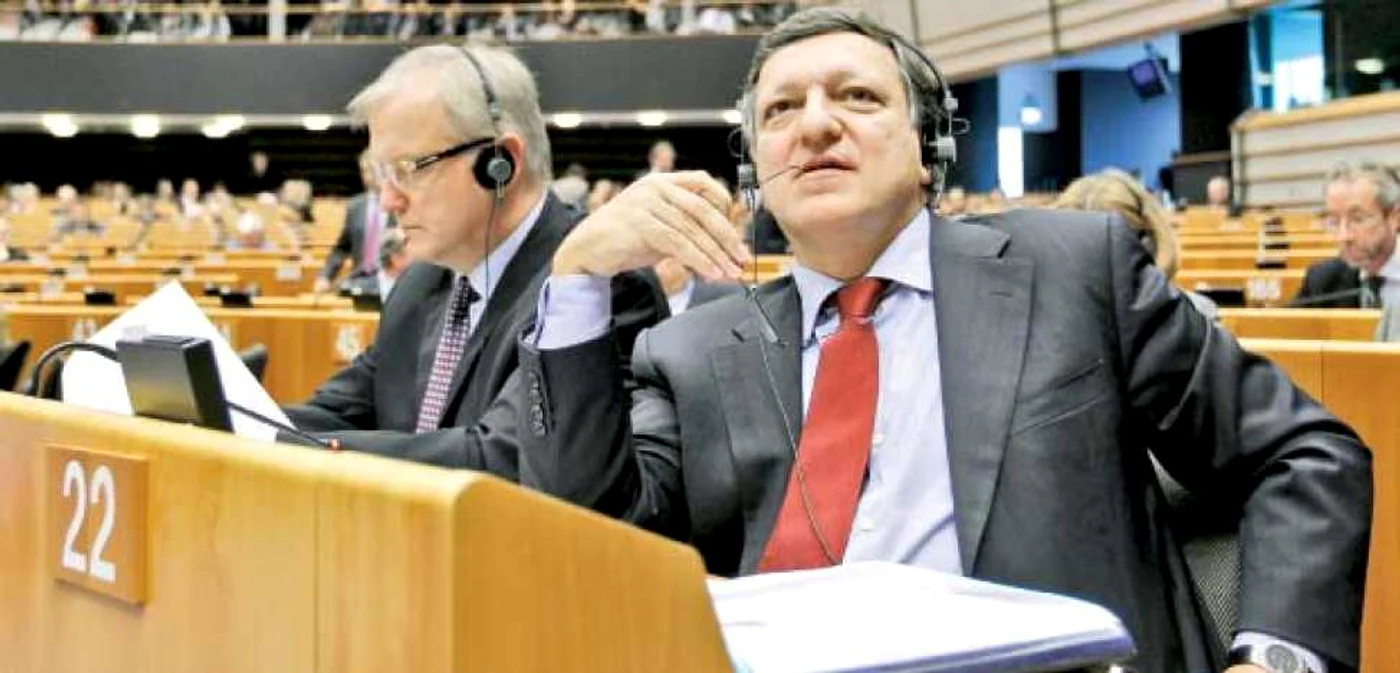 José Manuel Barroso (dreapta), şi comisarul pentru Afaceri Monetare, Olli Rehn, încearcă  să convingă Germania