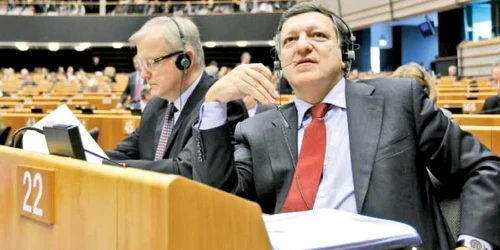 José Manuel Barroso (dreapta), şi comisarul pentru Afaceri Monetare, Olli Rehn, încearcă să convingă Germania
