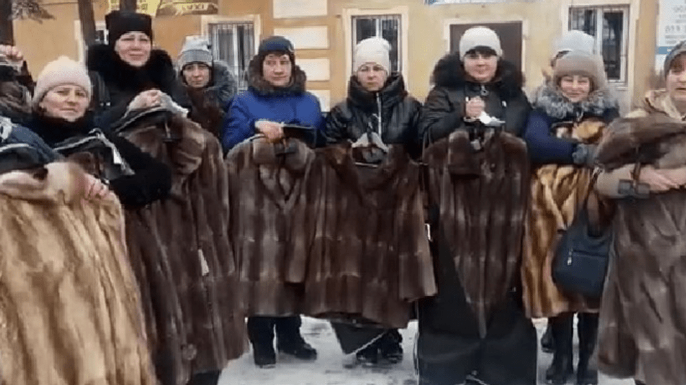 Văduvele militarilor ruși uciși în Donbas au primit haine de blană. Cum și-au exprimat recunoștința | VIDEO