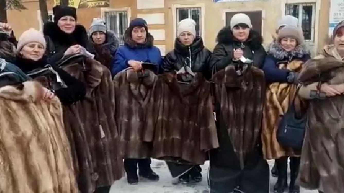 Văduvele militarilor au primit haine de blană