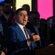 George Simion se declară câștigătorul alegerilor prezidențiale după anunțarea rezultatelor exit-poll, în București. FOTO Inquam Photos / Codrin Unici
