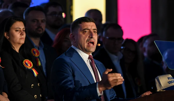 George Simion se declară câștigătorul alegerilor prezidențiale după anunțarea rezultatelor exit-poll, în București. FOTO Inquam Photos / Codrin Unici