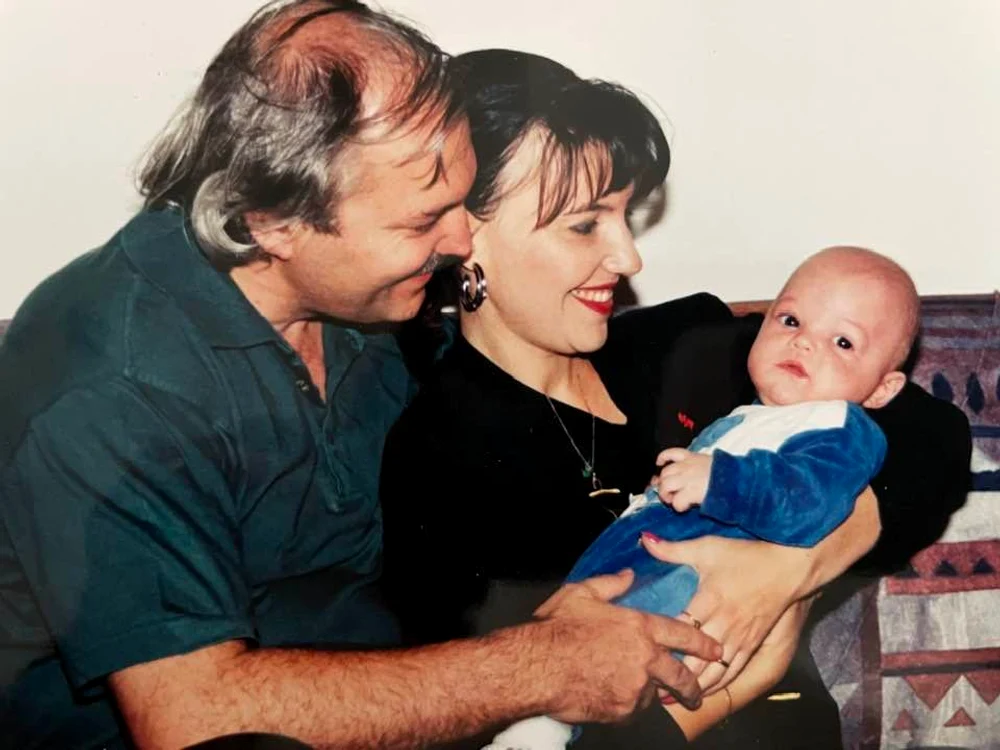 Marina Almășan, Victor Socaciu și fiul lor. FOTO volumul „Ceasul iubirii...”