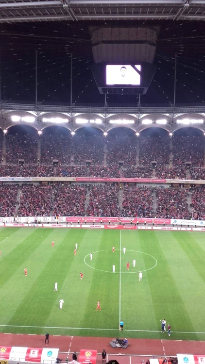 Toți cei de pe Arena Națională au aplaudat timp de un minut în memoria lui Patrick Ekeng