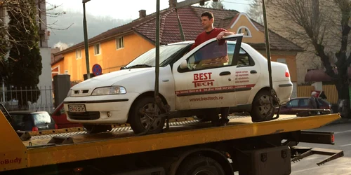 Silvestru Pop este doar unul dintre braşovenii care a protestat direct pe platforma cu care i-a fost ridicată maşina. Foto: Stelian Grăjdan