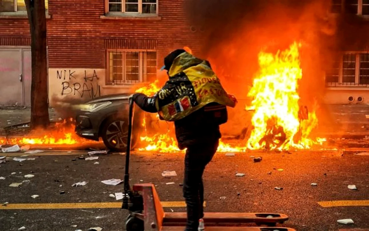 Proteste violente la Paris faţă de legislaţia de siguranţă FOTO EPA-EFE