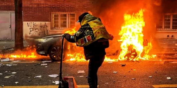 Proteste violente la Paris faţă de legislaţia de siguranţă FOTO EPA-EFE