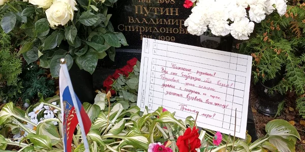 Activiștii „Partidul Morților” au organizat un miting la mormântul Mariei Ivanovna și al lui Vladimir Spiridonovici Putin Foto Facebook/ Partidul Morților
