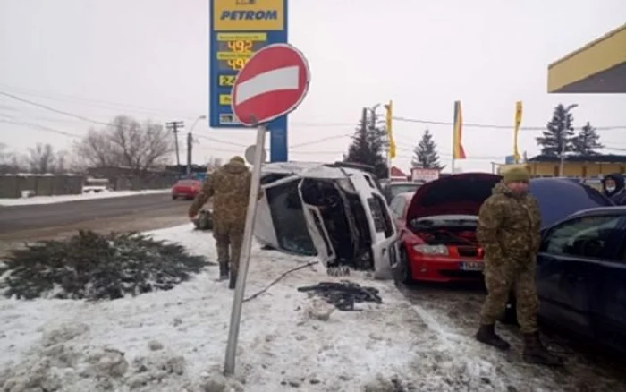 S-a rasturant cu masina chiar intr-o statie de carburanti FOTO Lugojinfo.ro