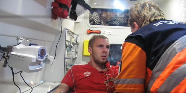 Moți a primit îngrijiri medicale de la medicii de pe ambulanță (FOTO: Ionuț Balaban)