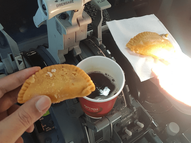 Doi piloți au fost pedepsiți după ce au luat masa pe panoul de instrumente al avionului: „Este un act criminal”