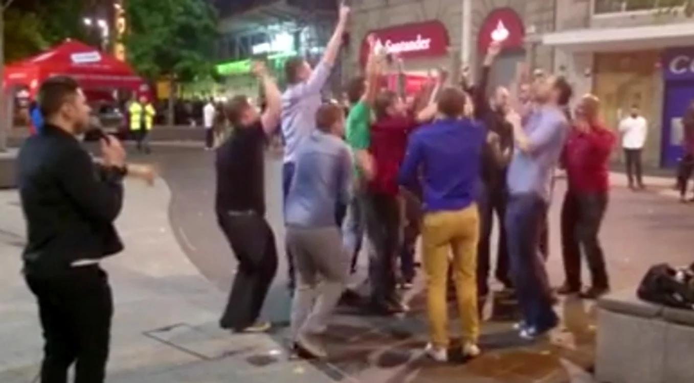 
    Cristian Armando Drăgan i-a făcut pe englezi să danseze în stradăcaptură video  