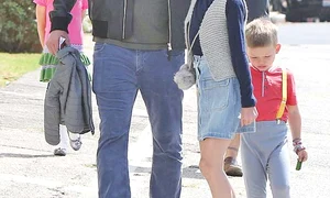 Fiica Violet  îi pune mâna  pe faţă tatălui, Ben  jpeg