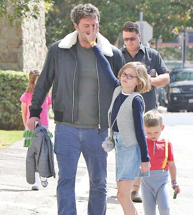 Fiica Violet îi pune mâna pe faţă tatălui, Ben