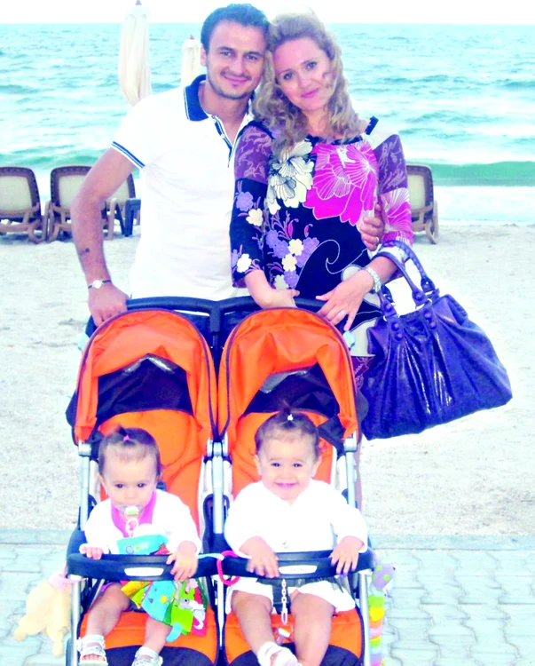 Bogdan, la mare, alături  de soţia Roxana şi  cele două fete gemene, Irene şi Alexandra