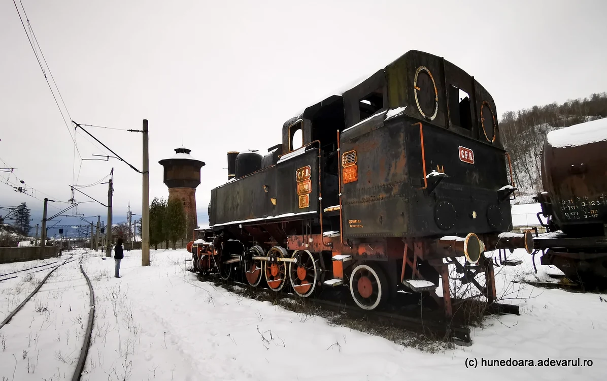 O locomotivă de epocă în fostul depou din Petroșani. Foto: Daniel Guță