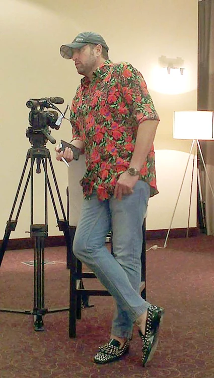 
    Cătălin muncește pe  rupte pentru emisiunea  lui de la Kanal D  