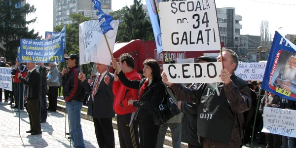 Profesorii de la Şcoala 34, primii pregătiţi să reacţioneze dacă pierd procesul. Foto: Bogdan Nistor