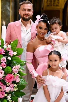 Ce familie frumoasă are nașa Karmen