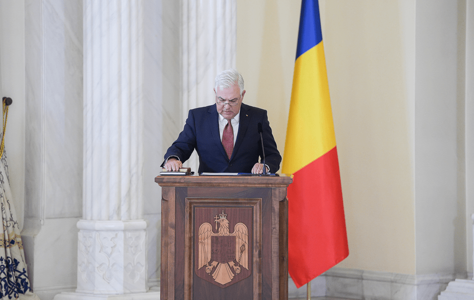 Noul ministru al Apărării, Angel Tîlvăr, a depus jurământul de învestitură în funcţie. Mesajul lui Ciucă