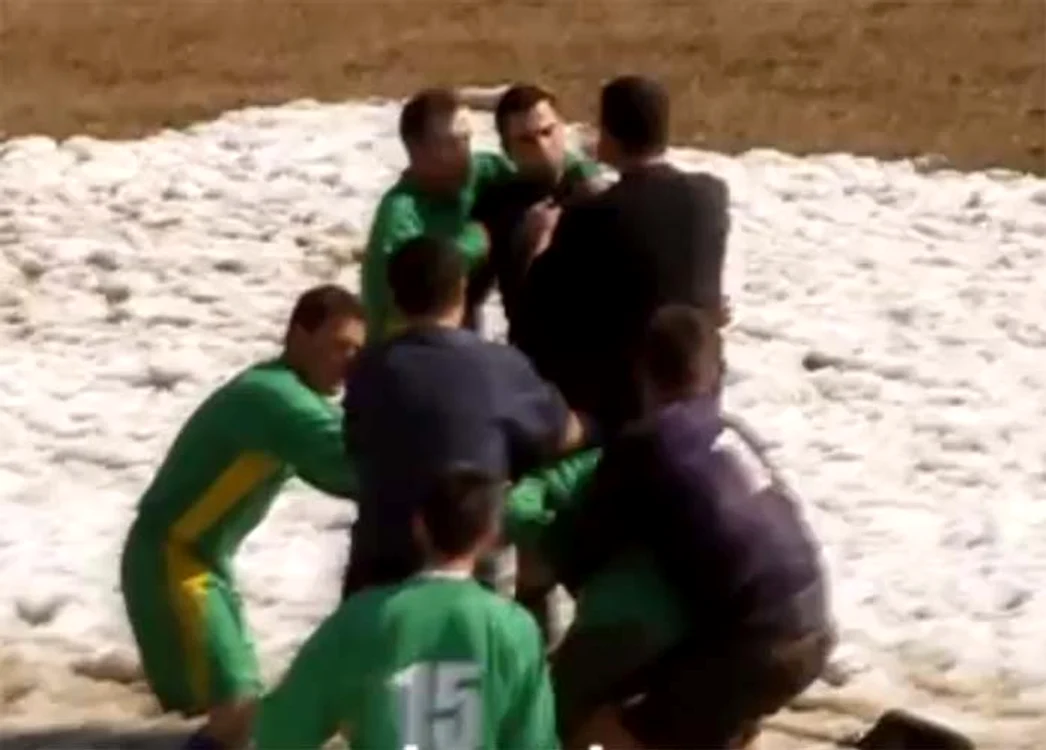 
    Arbitrul a scăpat ca prin urechile acului de furia jucătorului  