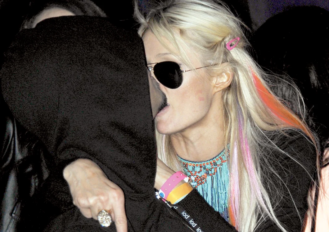 Starleta îşi face de cap în club, mai mult dezbrăcată decât îmbrăcată (fotografii: guliver)