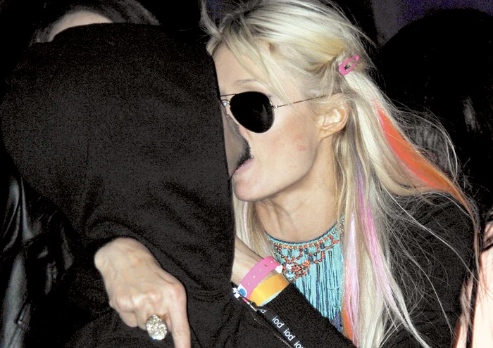 Starleta îşi face de cap în  club, mai mult dezbrăcată  decât îmbrăcată (fotografii: guliver)