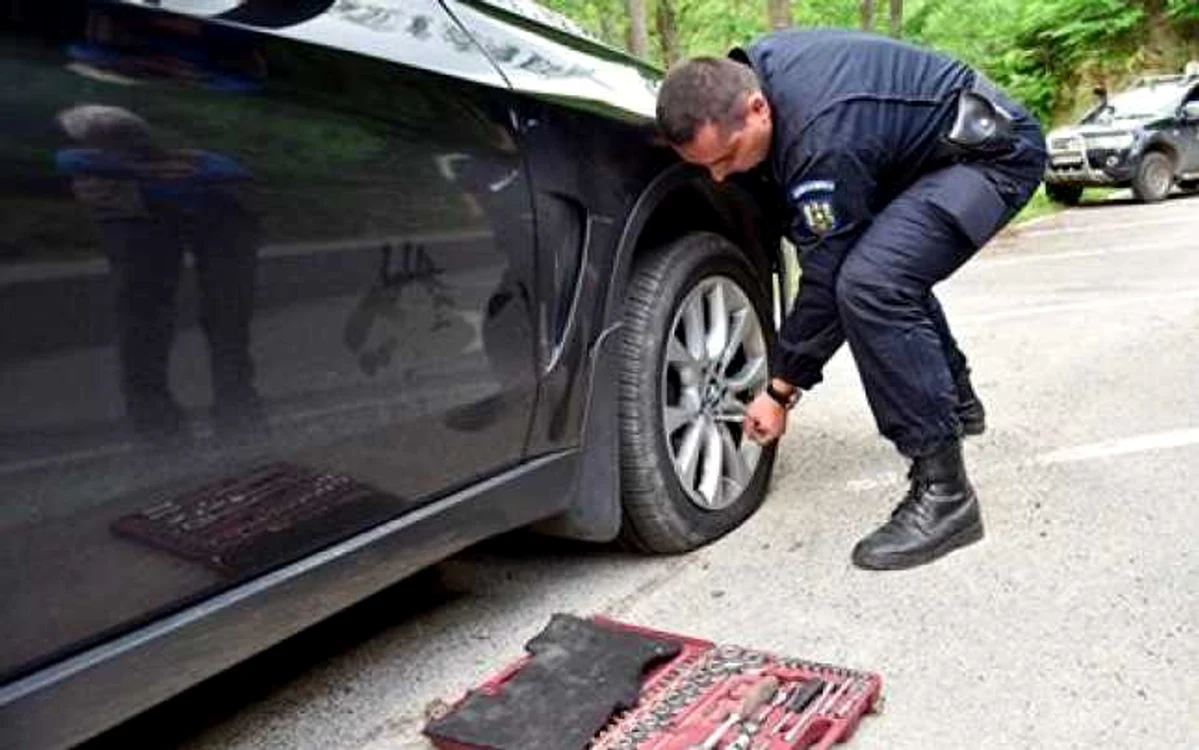 Un jandarmi a schimbat roata maşinii ambasadorului SUA. FOTO: IJJ Hunedoara.