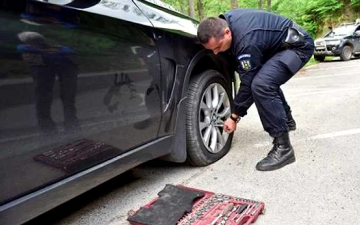 Un jandarmi a schimbat roata maşinii ambasadorului SUA. FOTO: IJJ Hunedoara.