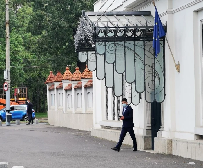 Nicușor Dan a ieșit singur de la Palatul Cotroceni, iar premierul a rămas la discuții cu președintele pe teme ce vizează guvernarea  