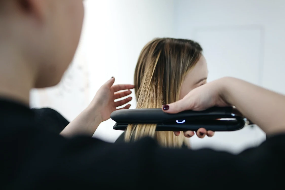 Descoperă 3 moduri ușoare de a-ți coafa părul cu ajutorul plăcii de păr. Foto: Pexels.com