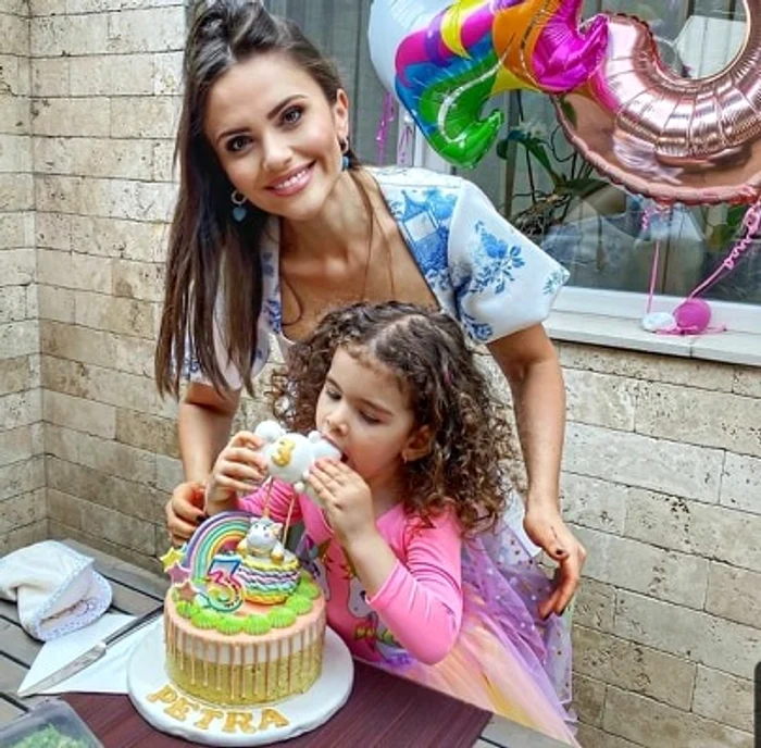 Petra a fost foarte încântată de tortul primit